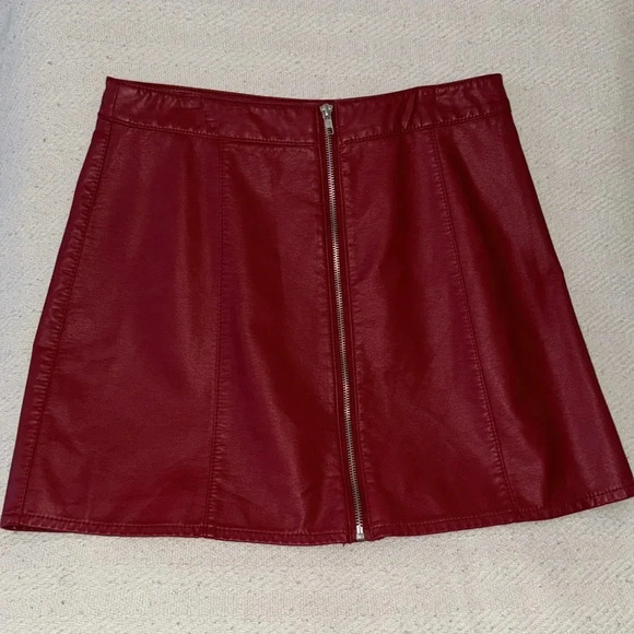 Red Mini Skirt Forever 21 (M) - Picture 2 of 5